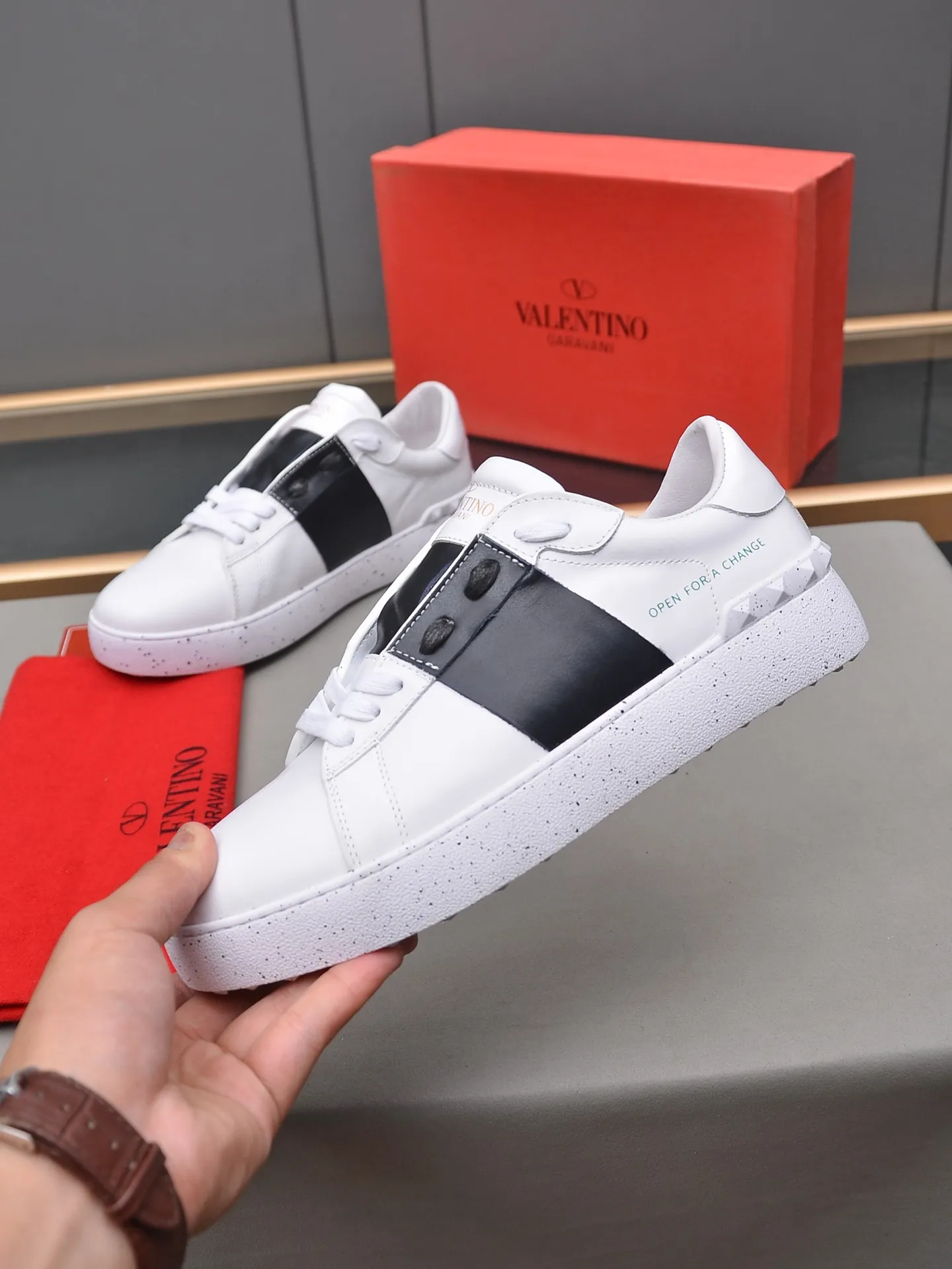 Men's shoes 460💰 (men and women couples) Valentino classic color matching series casual shoes. Made with heavy craftsmanship, good products pay attention to every detail. A must-have trendy item that can be worn all year round, it has been worn by many celebrities and Internet celebrities~~Imported cowhide surface, unique design concept, sheepskin lining, counter quality. Women’s clothing 35-40. Men’s clothing 39-44, 45-46 (returns and exchanges are not supported for custom-made items)